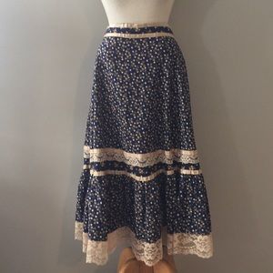 💙VINTAGE💙 Floral and lace  circle skirt